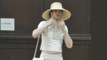 Un profesor de la Universitatea din București s-a prezentat în fața studenților îmbrăcat în femeie