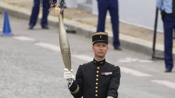 Flacăra Olimpică a ajuns la Paris după ce a efectuat 56 de etape din momentul debarcării sale în vechiul port din Marsilia