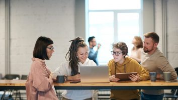 8 din 10 angajați Gen Z consideră că lucrul de la birou susține evoluția mai rapidă în carieră