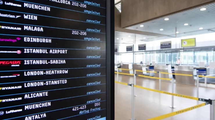 Aeroportul Köln-Bonn din Germania a suspendat toate zborurile, după ce activiștii de mediu au blocat pista de aterizare