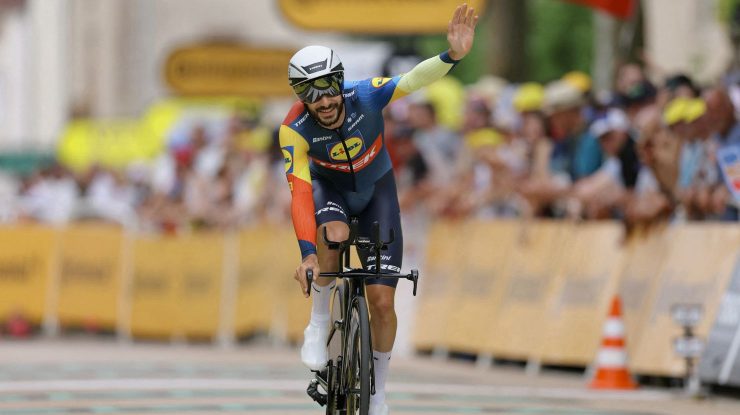 VIDEO. Ciclistul francez, Julien Bernard, a fost amendat cu 200 de franci elvețieni pentru că s-a oprit să-și sărute soția în timpul unei curse contratimp