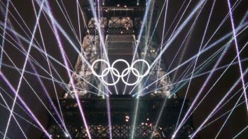Momente inedite la ceremonia de deschidere a JO2024. Flacăra Olimpică a fost „furată” de Fantoma de la Operă și a făcut turul Parisului