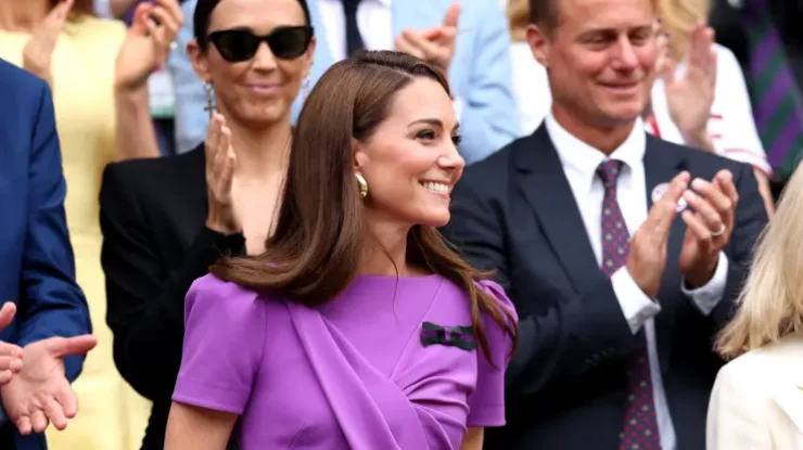 Kate Middleton este ovaționată în picioare de mulțimea de pe Centre Court în timp ce asistă la finala masculină de la Wimbledon