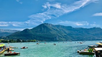 Ce destinații îți recomandă experții pentru vara aceasta? Lacul Annecy din Franța e recunoscut pentru peisajele sale alpine
