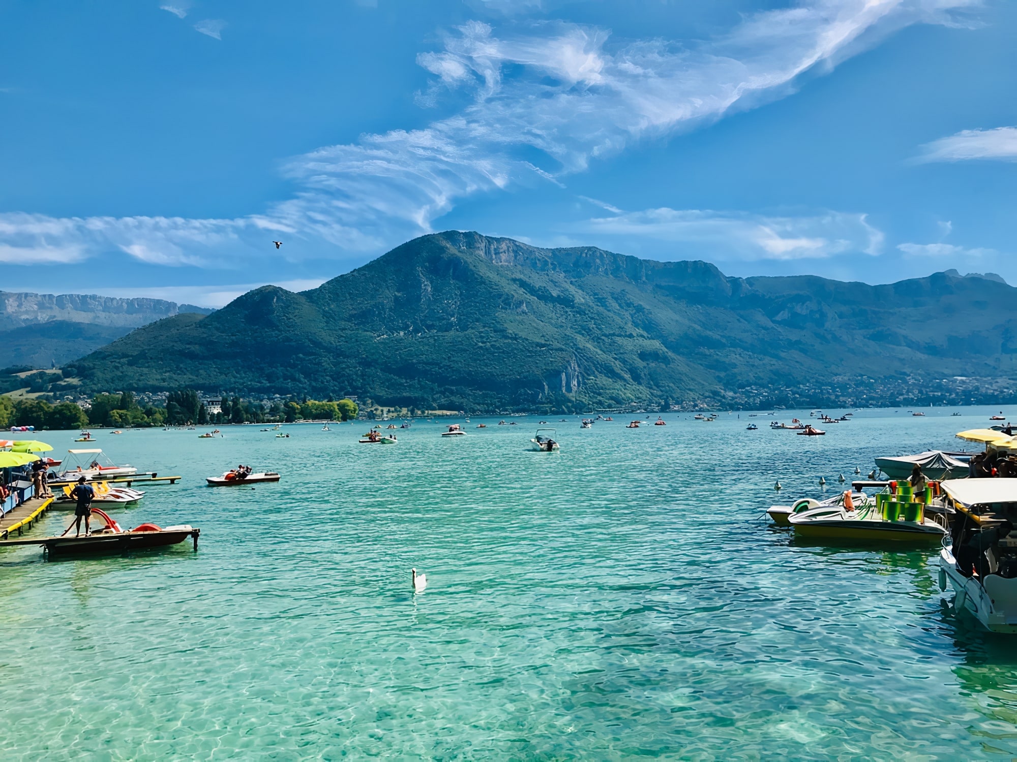 Ce destinații îți recomandă experții pentru vara aceasta? Lacul Annecy din Franța e recunoscut pentru peisajele sale alpine