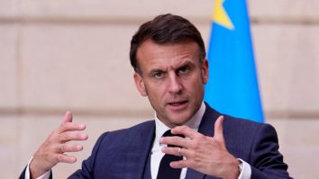 Franța se află într-un nou haos politic după ce Macron a refuzat să numească un prim-ministru din coaliția de stânga