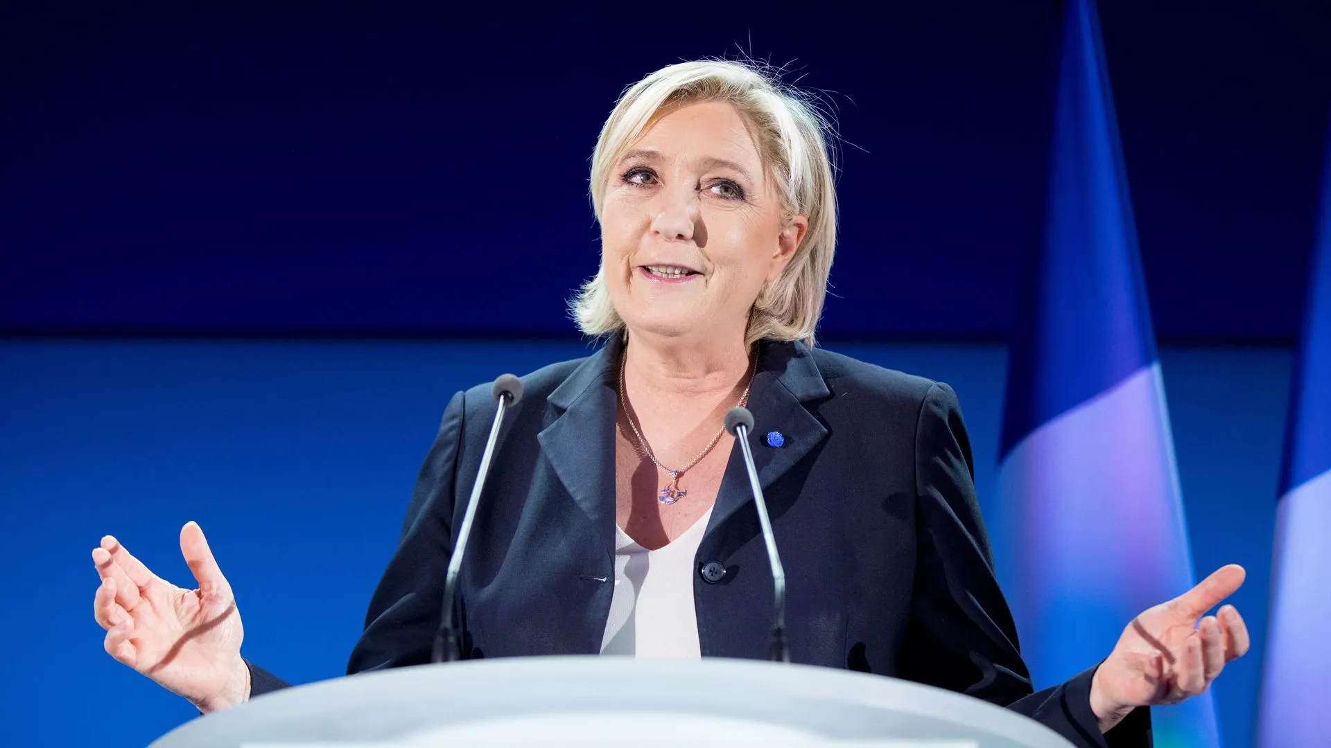 Marine Le Pen îl acuză pe Macron că pregăteşte „o lovitură de stat administrativă” împotriva sa. Bardella se comportă deja ca prim-ministru și amenință instituțiile