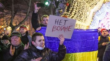 În Rusia nu te poți îmbrăca în albastru și galben. Cum suprimă legile lui Putin disidența