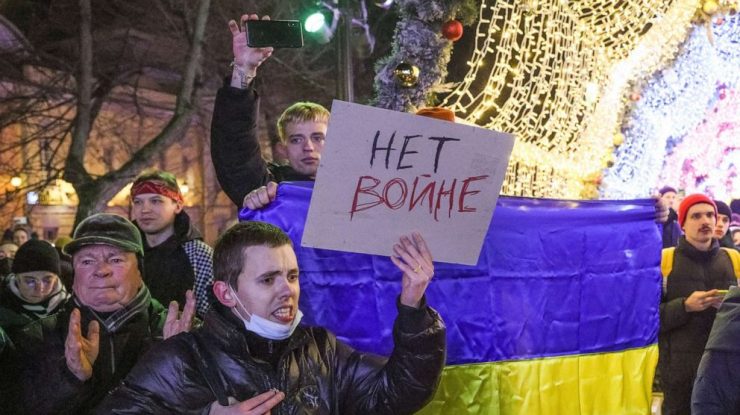 În Rusia nu te poți îmbrăca în albastru și galben. Cum suprimă legile lui Putin disidența