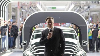Tesla recheamă maşini în service din cauza alertelor pentru capota neînchisă