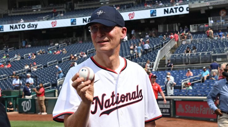VIDEO. Jens Stoltenberg s-a dus la baseball înainte de Summitul NATO. Imagini virale