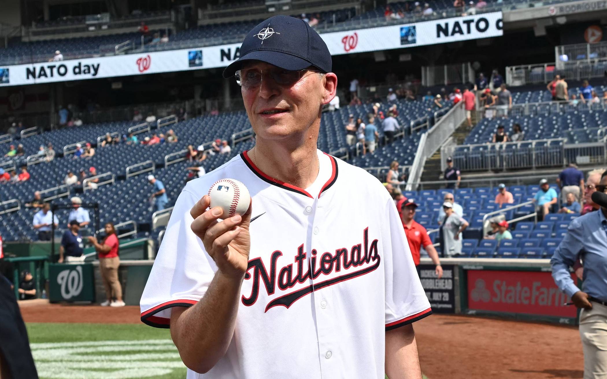 VIDEO. Jens Stoltenberg s-a dus la baseball înainte de Summitul NATO. Imagini virale