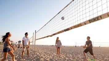 33% dintre români evită vacanțele de vară din pricina aspectului fizic. Instructor: „Încurajez să se facă plimbări pe plajă, volei de plajă”