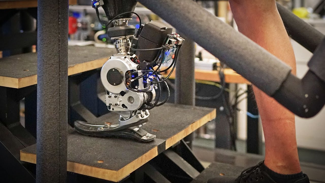 MIT a testat cu succes o nouă proteză bionică pentru picior. Cel care o poartă poate să se miște la fel de repede că o persoană normală