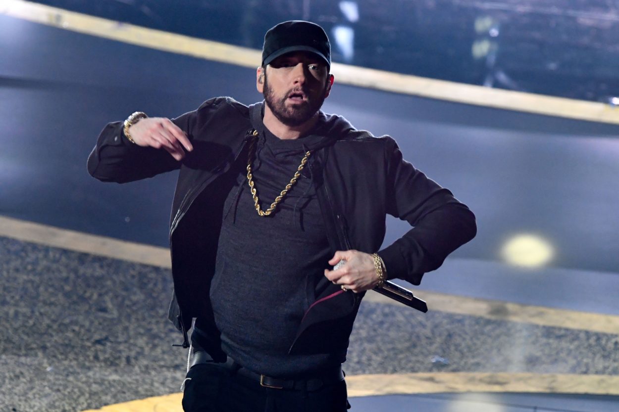 Eminem o devansează pe Taylor Swift în clasamentul albumelor cu „The Death of Slim Shady (Coup de Grâce)”