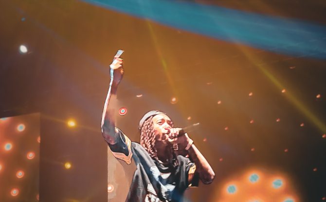 Wiz Khalifa a fost reținut de Poliția Română după ce și-a aprins un joint pe scena de la BEACH, PLEASE!. Festivalul a avut ca temă combaterea consumului de droguri