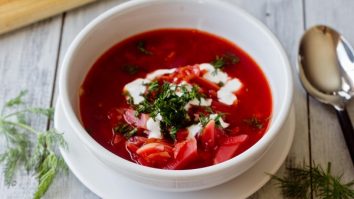 Ce mănânci în perioada caniculară? Alex Strugari îți recomandă borșul cu sfeclă și salata de vinete