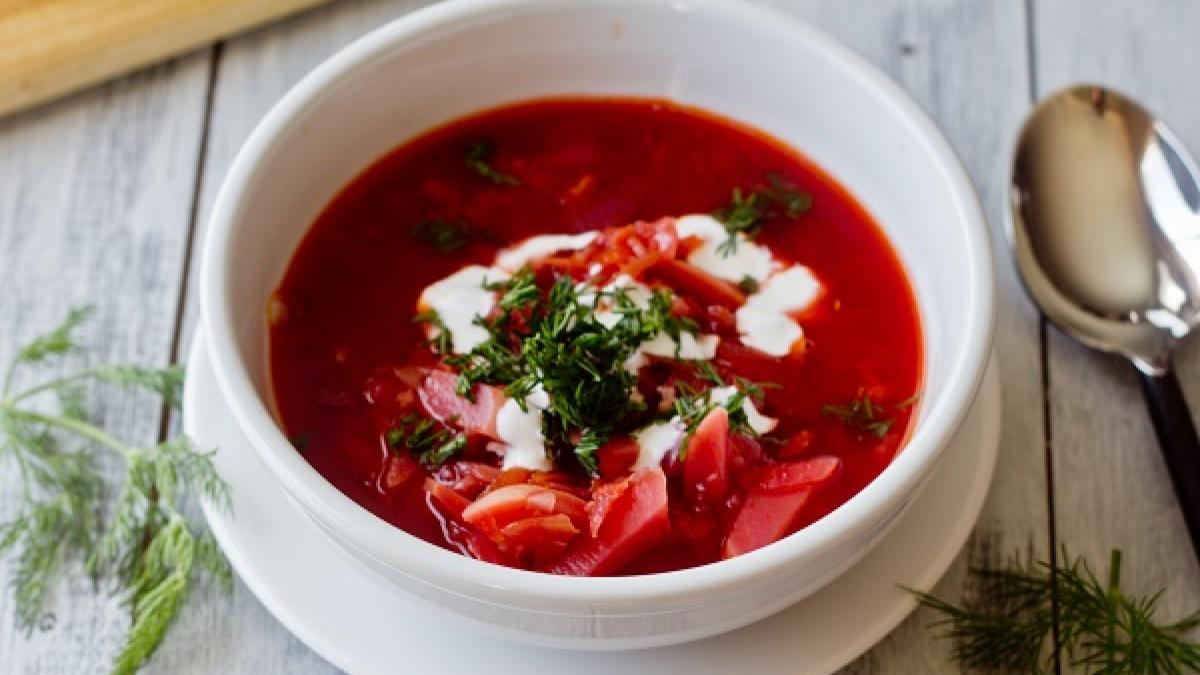 Ce mănânci în perioada caniculară? Alex Strugari îți recomandă borșul cu sfeclă și salata de vinete