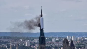 Incendiu de proporții la Catedrala din Rouen, veche de peste 900 de ani. Clădirea a fost evacuată