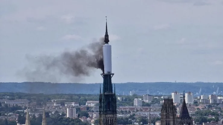 Incendiu de proporții la Catedrala din Rouen, veche de peste 900 de ani. Clădirea a fost evacuată