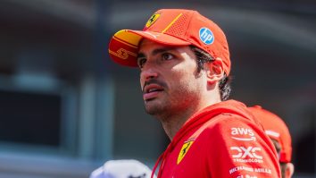 Carlos Sainz se va despărți de Ferrari la finalul acestui sezon. Lewis Hamilton îi va lua locul