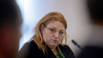 VIDEO. Diana Șoșoacă a fost evacuată din plenul Parlamentului European unde se votează  președintele Comisiei Europene