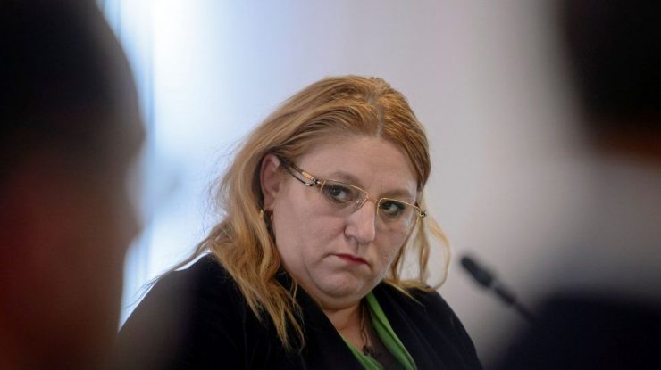 VIDEO. Diana Șoșoacă a fost evacuată din plenul Parlamentului European unde se votează  președintele Comisiei Europene