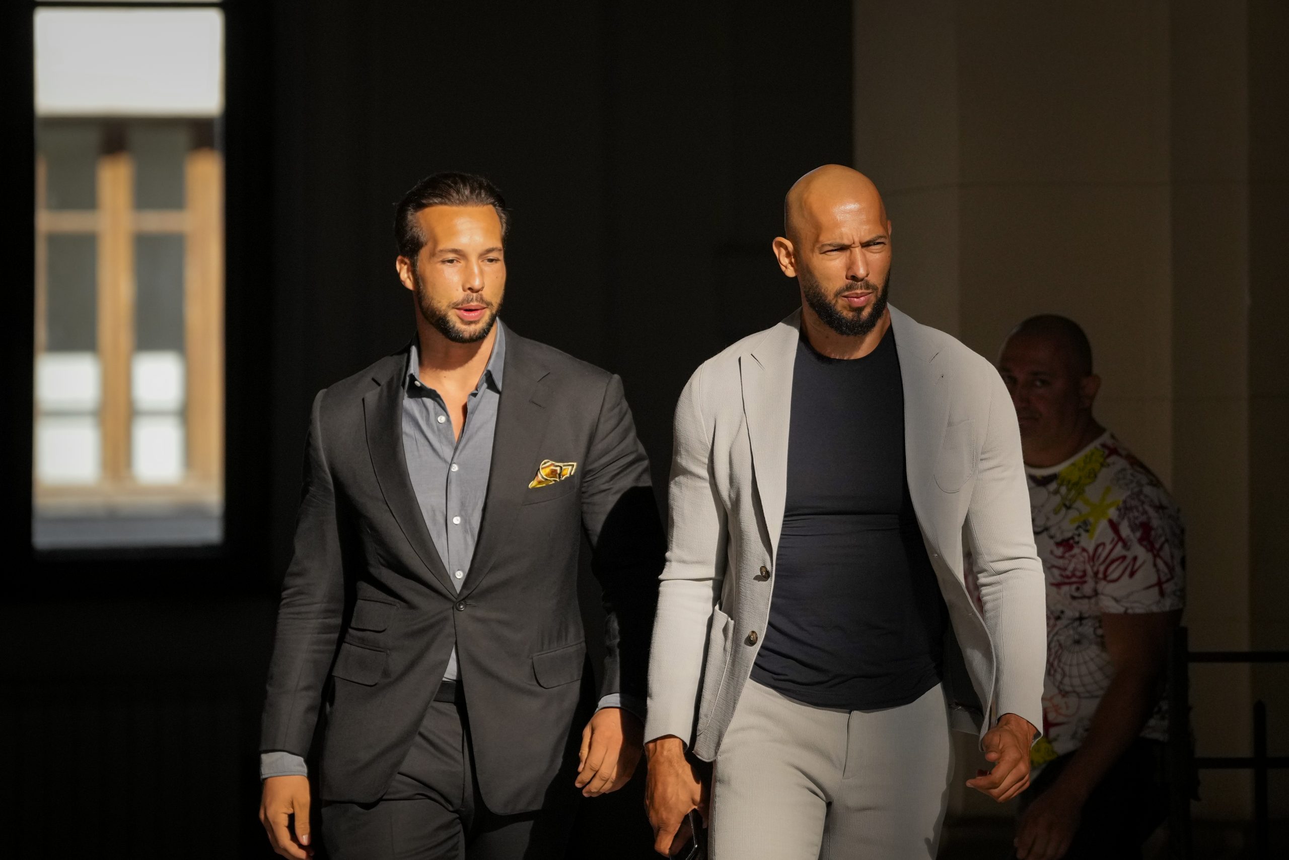 Andrew și Tristan Tate sunt acuzați că nu au plătit niciun impozit pe veniturile de 21 de milioane de lire sterline