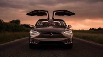 Tesla lansează o nouă versiune a modelului FSD. Care sunt avantajele noului update și ce spun testerii