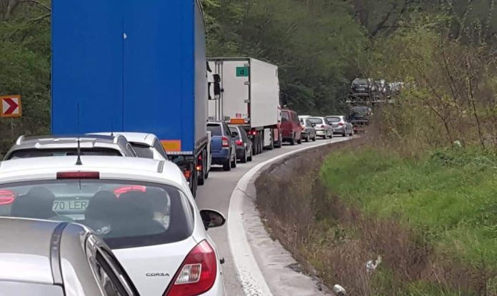 Haos pe mai multe rute din țară. După ce s-a închis Valea Oltului, traficul rutier este tot mai aglomerat