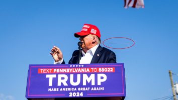 Un fotograf NYT a surprins imaginea glonțului în timp ce se apropia de Trump, la mitingul sângeros din Pennsylvania. Imaginea face înconjurul lumii