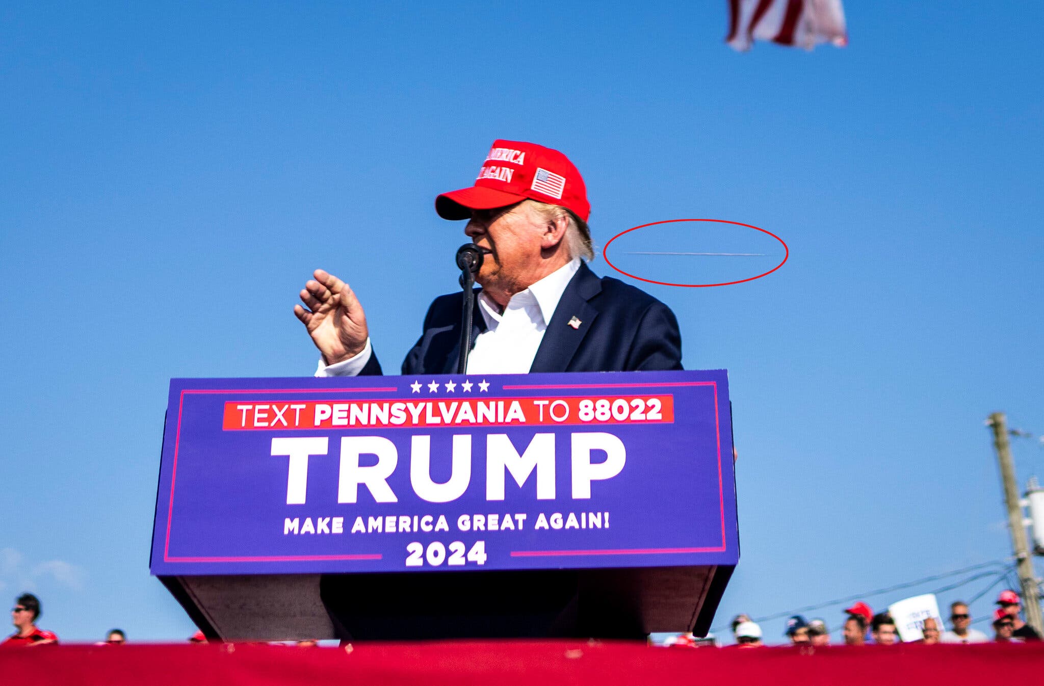 Un fotograf NYT a surprins imaginea glonțului în timp ce se apropia de Trump, la mitingul sângeros din Pennsylvania. Imaginea face înconjurul lumii