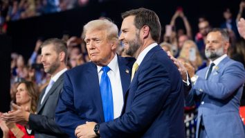 Trump ține primul miting după tentativa de asasinat, alături de J.D. Vance. Evenimentul are loc în Michigan, un stat cheie pentru alegeri
