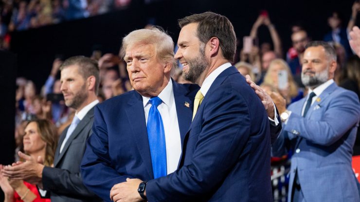 Trump ține primul miting după tentativa de asasinat, alături de J.D. Vance. Evenimentul are loc în Michigan, un stat cheie pentru alegeri