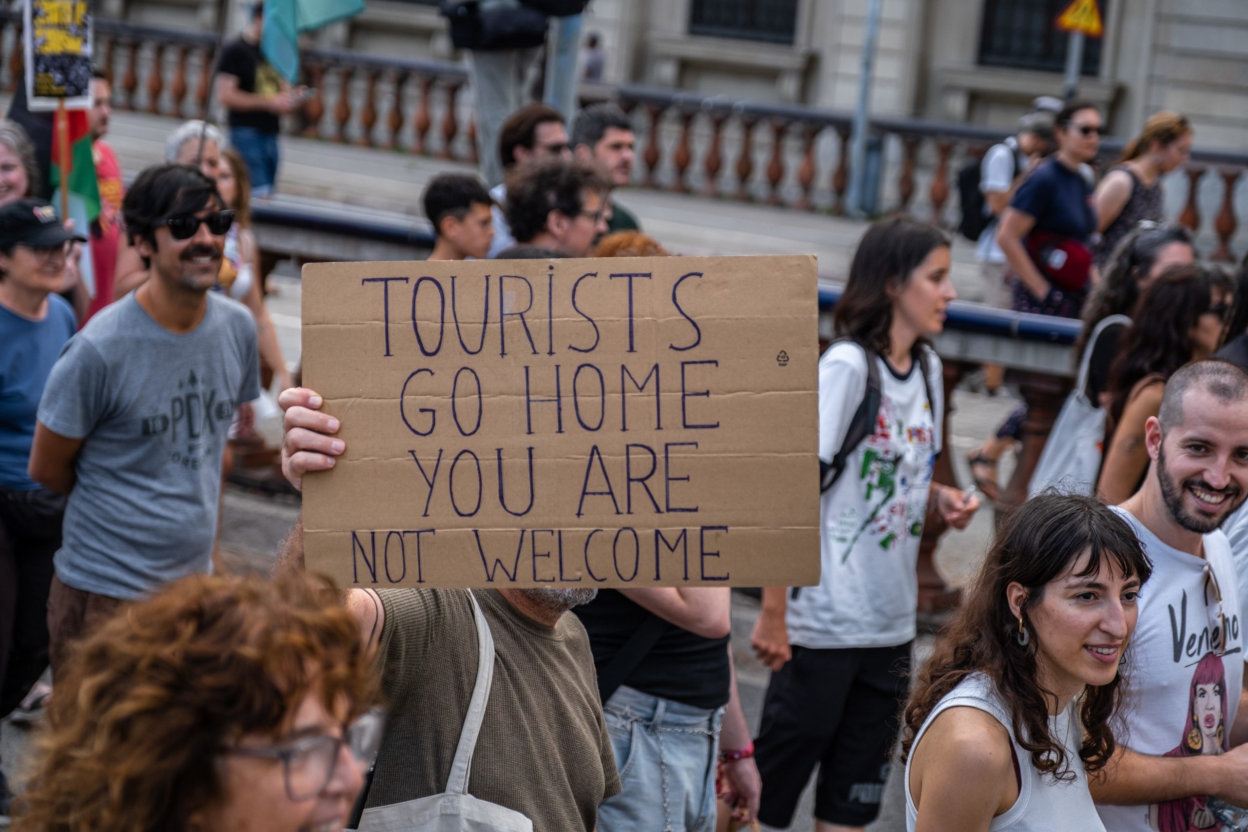 Protestele față de turismul de masă sunt tot mai dese. Cum pot turiștii să contribuie la soluționarea problemei