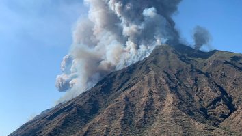 Vulcanul Stromboli, situat în sudul Italiei, a erupt. Un flux de lavă a ajuns în mare