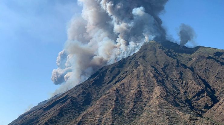Vulcanul Stromboli, situat în sudul Italiei, a erupt. Un flux de lavă a ajuns în mare