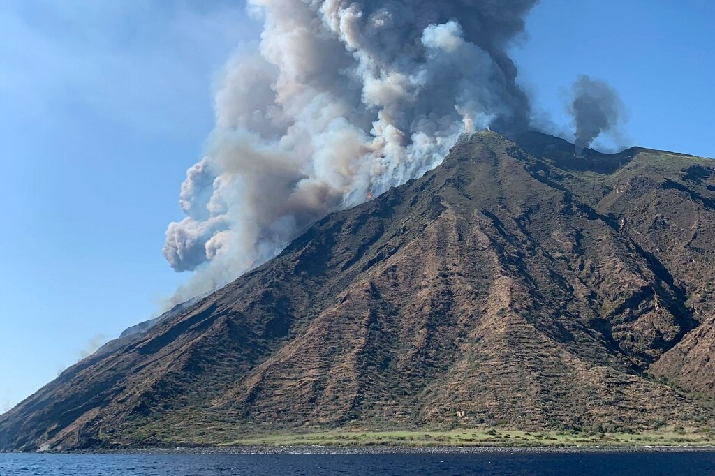 Il vulcano Stromboli, situato nel sud Italia, è in eruzione