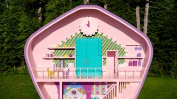 Airbnb surprinde cu oferte de cazare unice și neobișnuite. Casa Polly Pocket e dotată cu un frigider retro și un dulap plin de ținute clasice