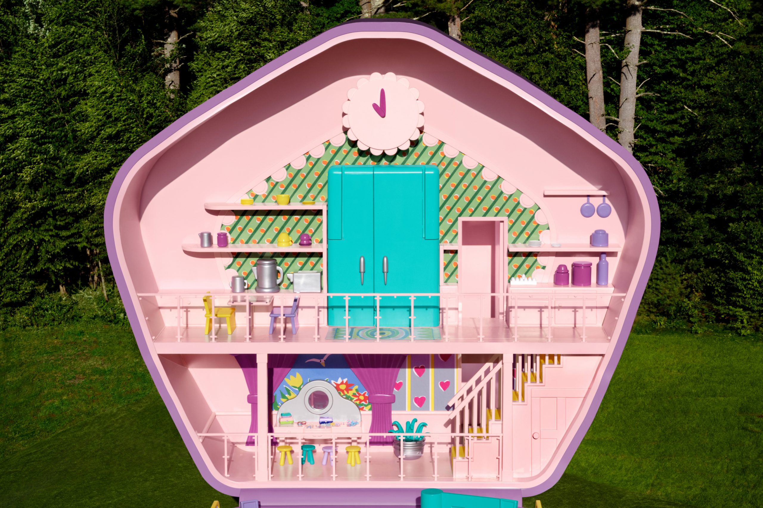 Airbnb surprinde cu oferte de cazare unice și neobișnuite. Casa Polly Pocket e dotată cu un frigider retro și un dulap plin de ținute clasice