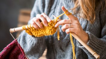 Persoanele care pictează, tricotează sau desenează sunt mai fericite. Ce impact au activitățile artistice asupra bunăstării