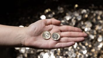 Primele monede de 1£ cu Regele Charles vor intra în circulație. Colecționarii sunt cu ochii în patru