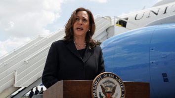 Competiție strânsă între Trump și Kamala Harris. Cei doi sunt la egalitate în statele-cheie