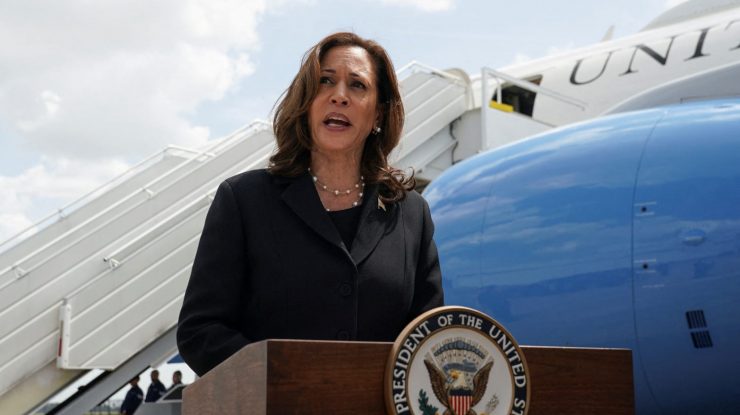 Competiție strânsă între Trump și Kamala Harris. Cei doi sunt la egalitate în statele-cheie