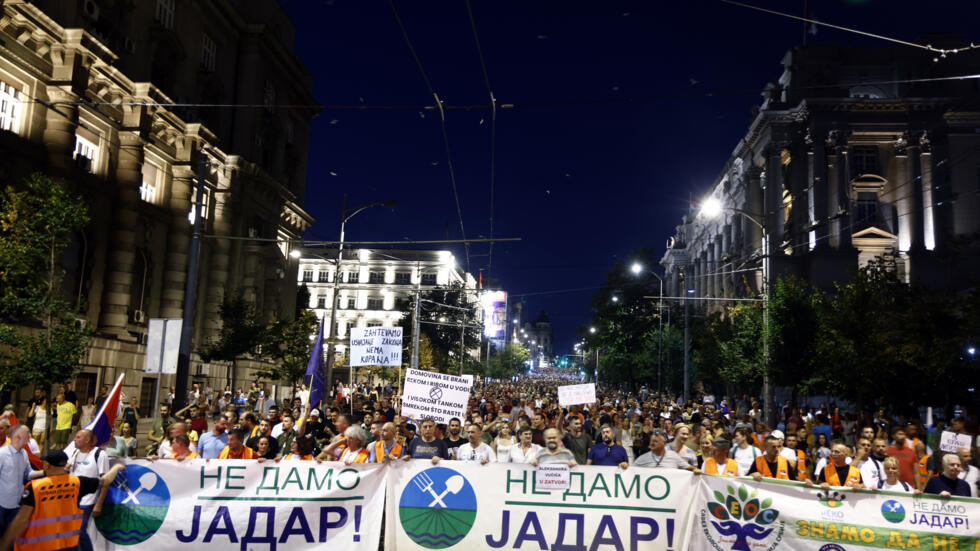 Mii de oameni protestează în Belgrad