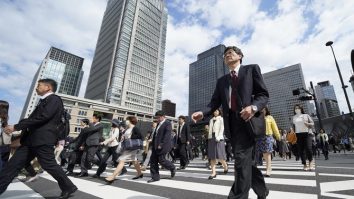 Acțiunile japoneze au înregistrat o creștere zilnică record după căderea de luni. Cât de afectată este economia globală