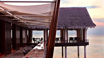 Ce mănânci în vacanță? Descoperă restaurantele de top din Maldive, Santorini și de pe Coasta Amalfi