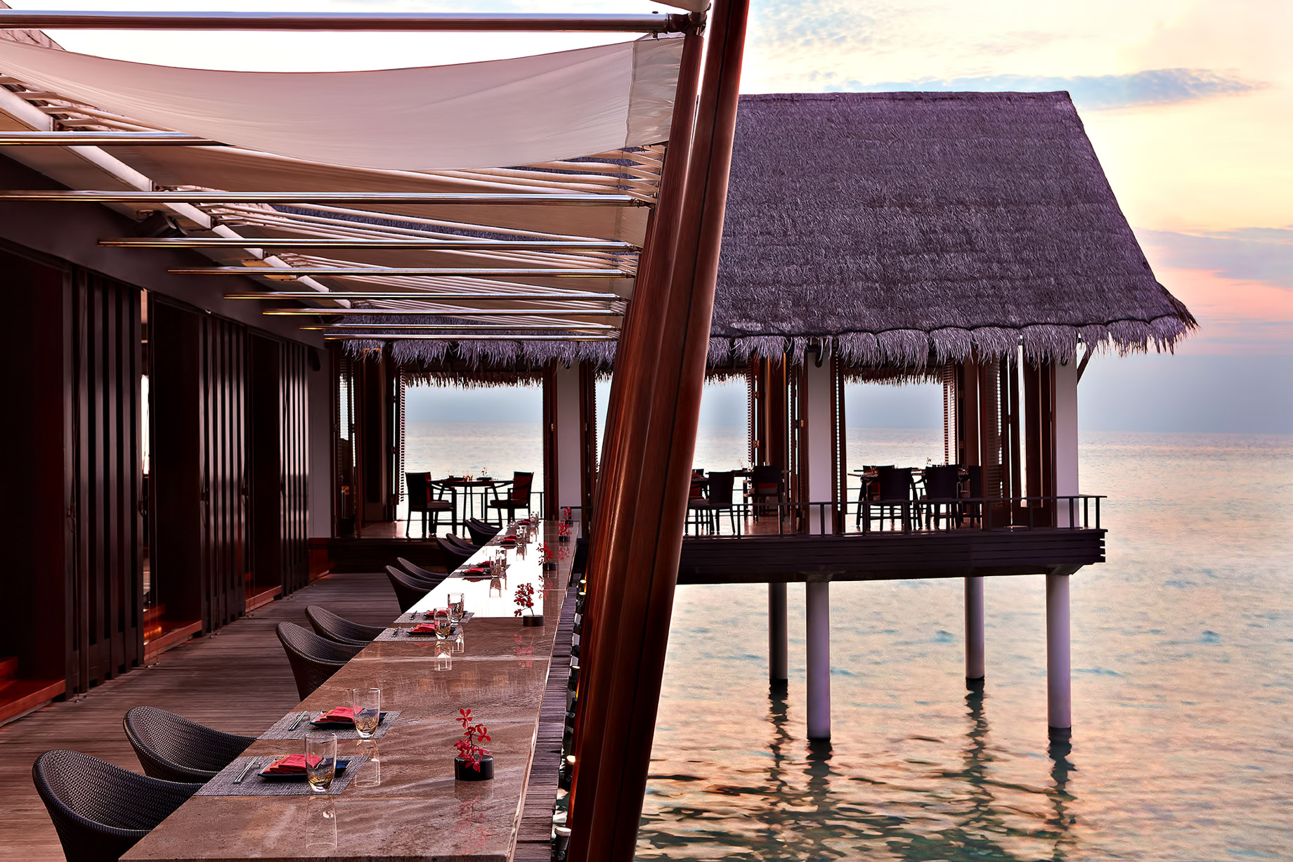 Ce mănânci în vacanță? Descoperă restaurantele de top din Maldive, Santorini și de pe Coasta Amalfi