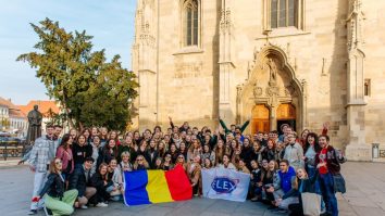 Încep înscrierile pentru bursele FLEX 2025-2026. Elevii români pot studia gratuit un an la un liceu din SUA