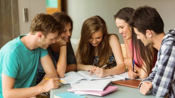 Studiu. Cine se aseamănă, se adună. Prietenii din adolescență îți influențează viitorul